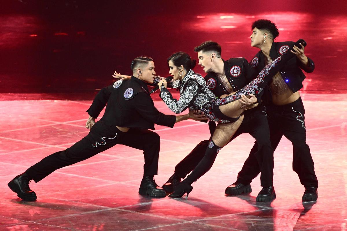 La cantante Chanel actúa en representación de España durante la final