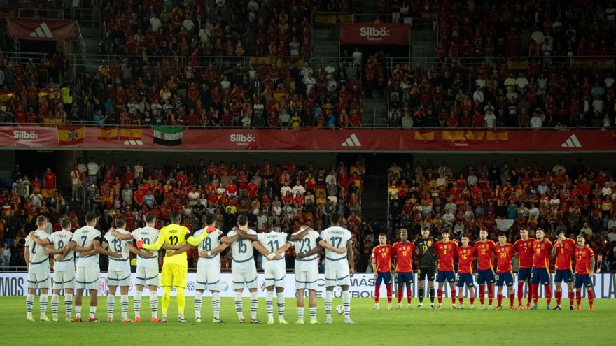 Suena el himno de España en el Heliodoro