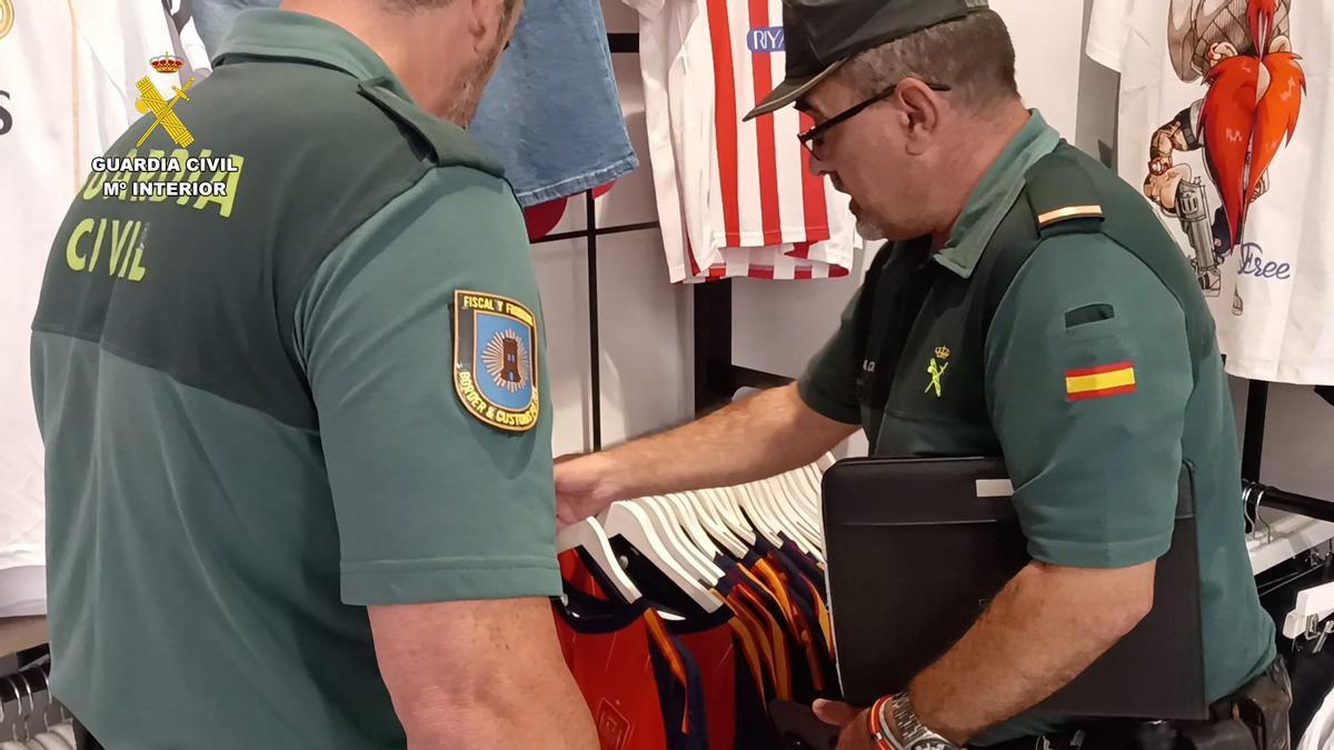 Prendas deportivas falsificadas requisadas por la Guardia Civil en Gran Canaria.