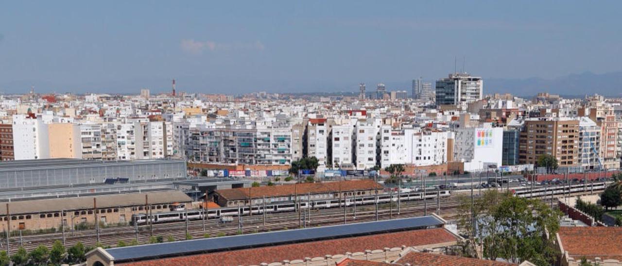 El jardín del Parque Central (primera fase), con las vías y la estación provisional al fondo.