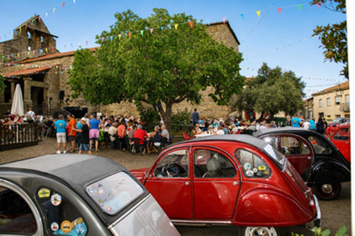Sesenta Citroën 2CV llenan de color las carreteras de Aliste