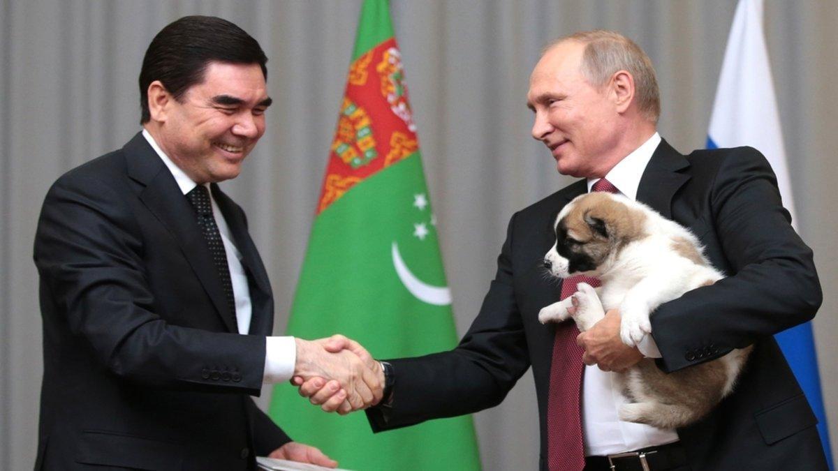 El dictador de Turkmenistán junto a Vladimir Putin