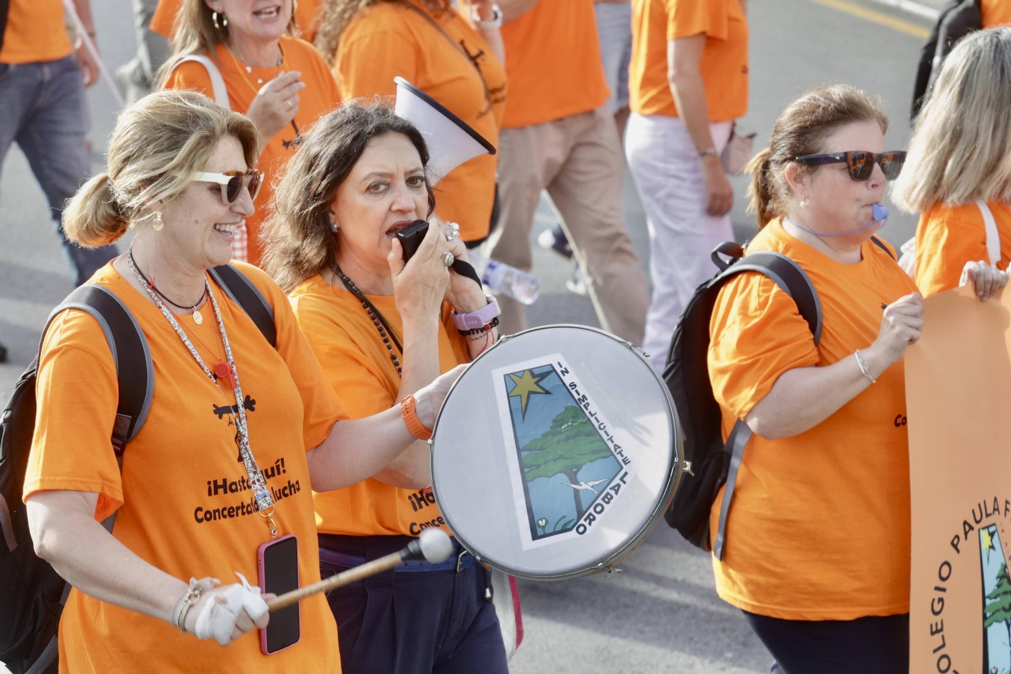 EN IMÁGENES | La marea naranja de profesores inunda Oviedo: manifestación de la escuela concertada