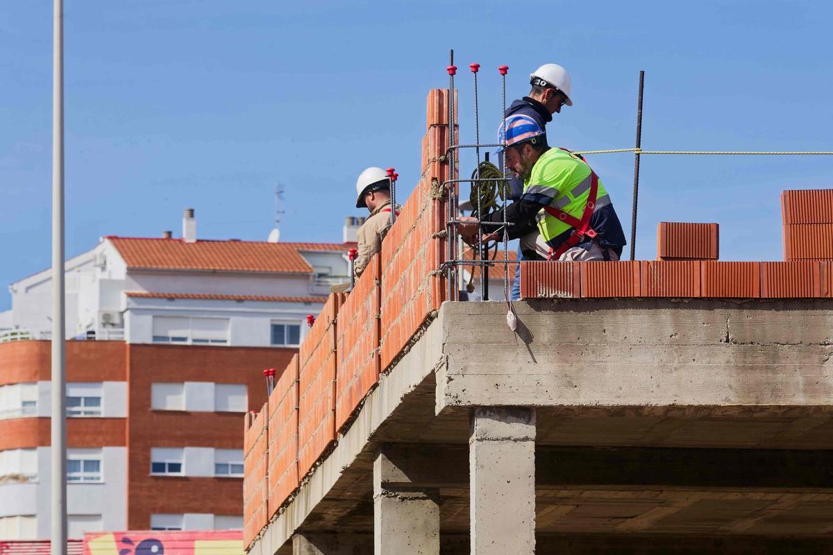 Obreros trabajando en la construcción de una vivienda en imagen de archivo.