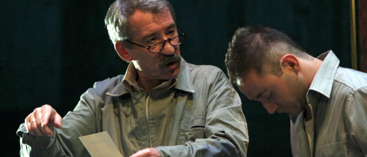 José Sacristán y Carlos Santos, en el estreno de “Almacenados”, en el Palacio Valdés, en 2004. | Miki López