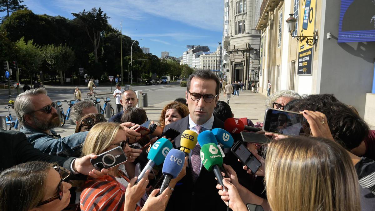 El ministro de Economía, Carlos Cuerpo, en declaraciones a los medios este lunes, en A Coruña