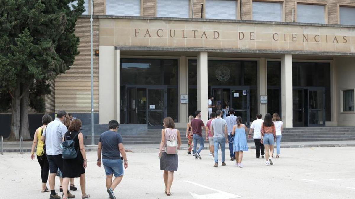Entrada a la Facultad de Ciencias de la Universidad de Zaragoza.