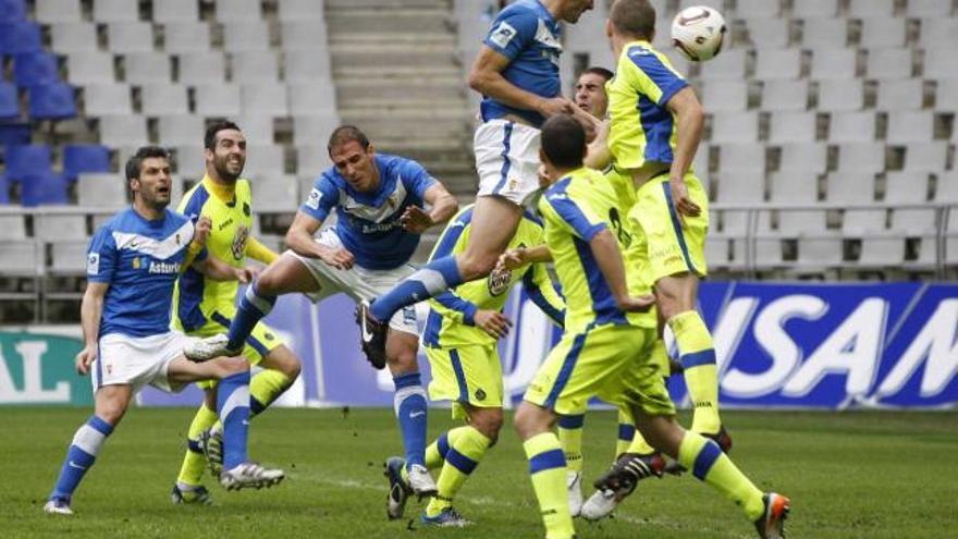 Un remate de cabeza de Óscar Martínez al que respondió el portero del Getafe con una gran parada.