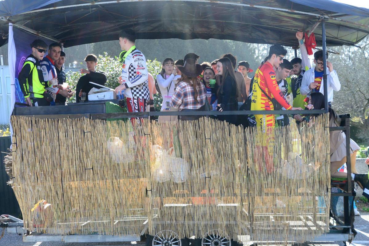 Miles de personas entierran al Mexillón en el carnaval de Aldán