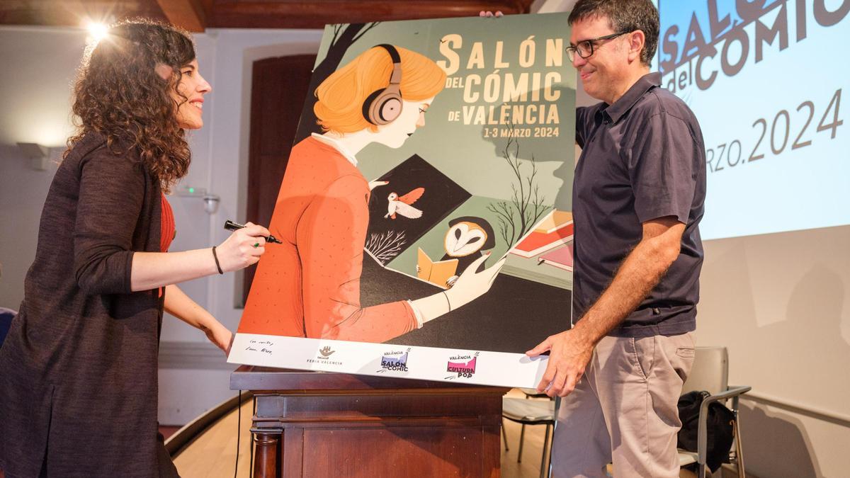 Laura Pérez firma el cartel que ha diseñado para el Salón del Cómic de 2024.