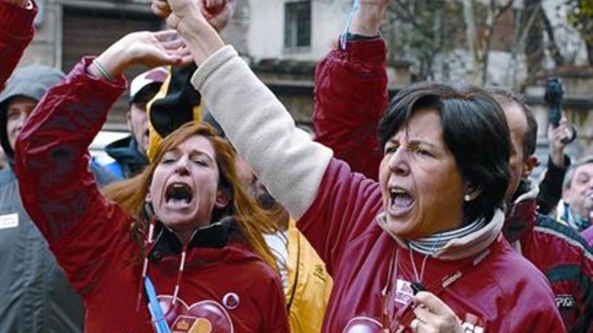 Trabajadoras de Iberia se manifiestan en contra de los despidos de la aerolínea, el miércoles.