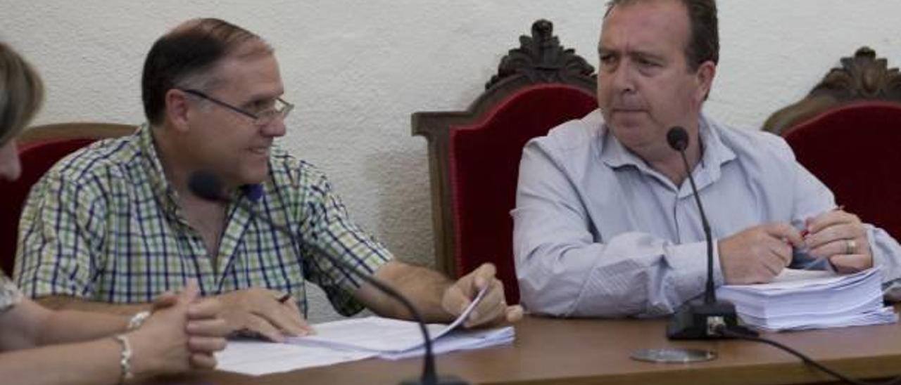 El teniente de alcalde Vicent Dubal (PP) y el alcalde Teófilo Fito (Cs), en un pleno.