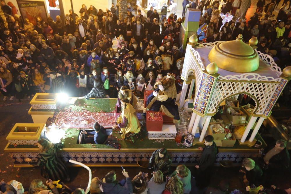 La cabalgata de los Reyes Magos en Elche ha recorrido el centro de la ciudad con 13 carrozas y más de 600 personas