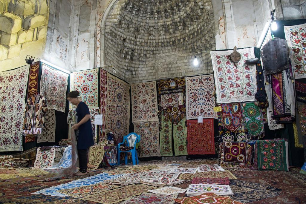 Tienda de alfombras en Bujará, en la madraza de Abdulaziz Khan.