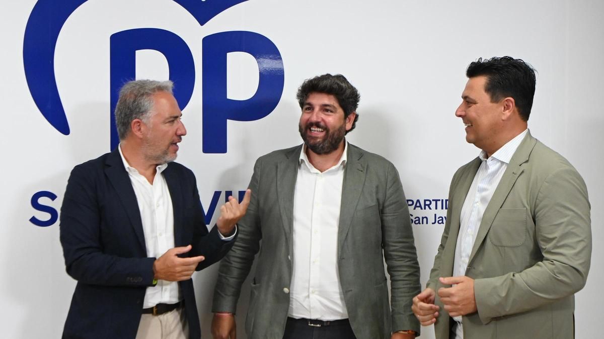 Elías Bendodo y Fernando López Miras y José Miguel Luengo, en San Javier este miércoles.