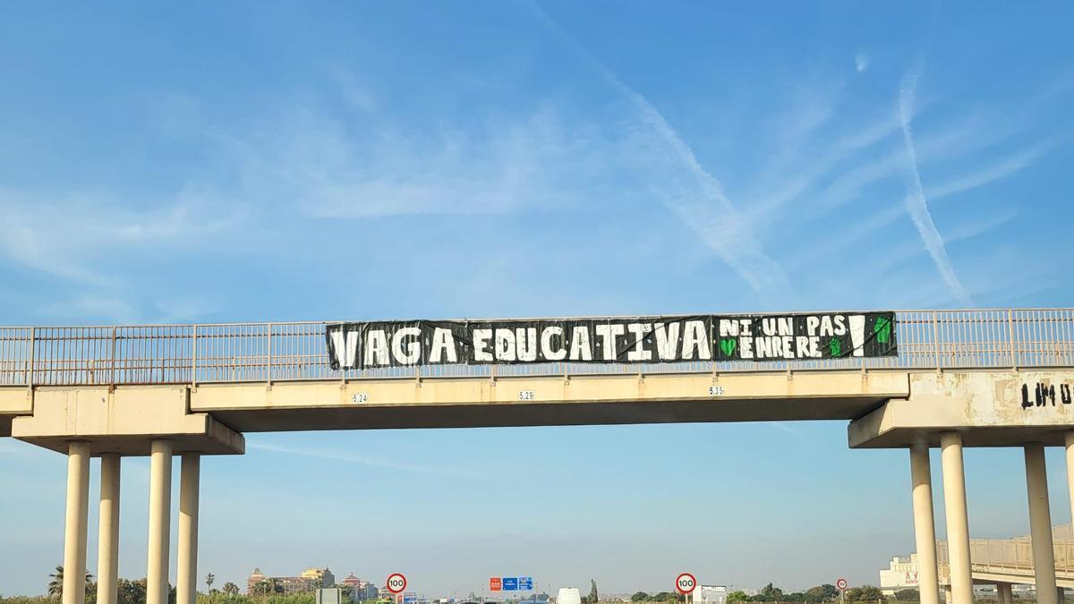 Pancarta ubicada en una de las pasarelas de l'Horta Nord sobre las protestas educativas.