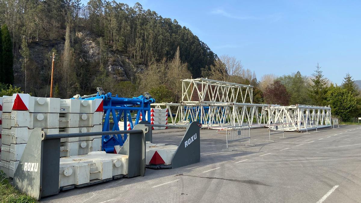 Las piezas para la gran grúa, ayer, a la espera de ser montadas