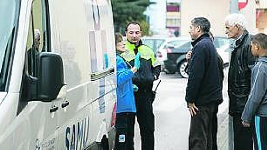 La policía y los sanitarios conversan con los familiares del pequeño.