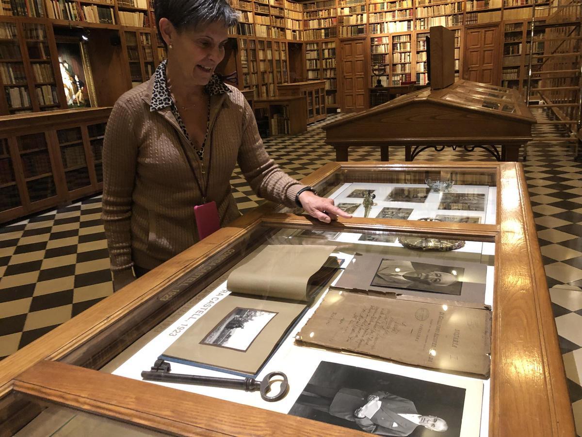 Inés Padrosa mostra en l’exposició a la biblioteca l’escriptura de propietat del castell, que Damià Mateu va adquirir l’1 de desembre del 1923.