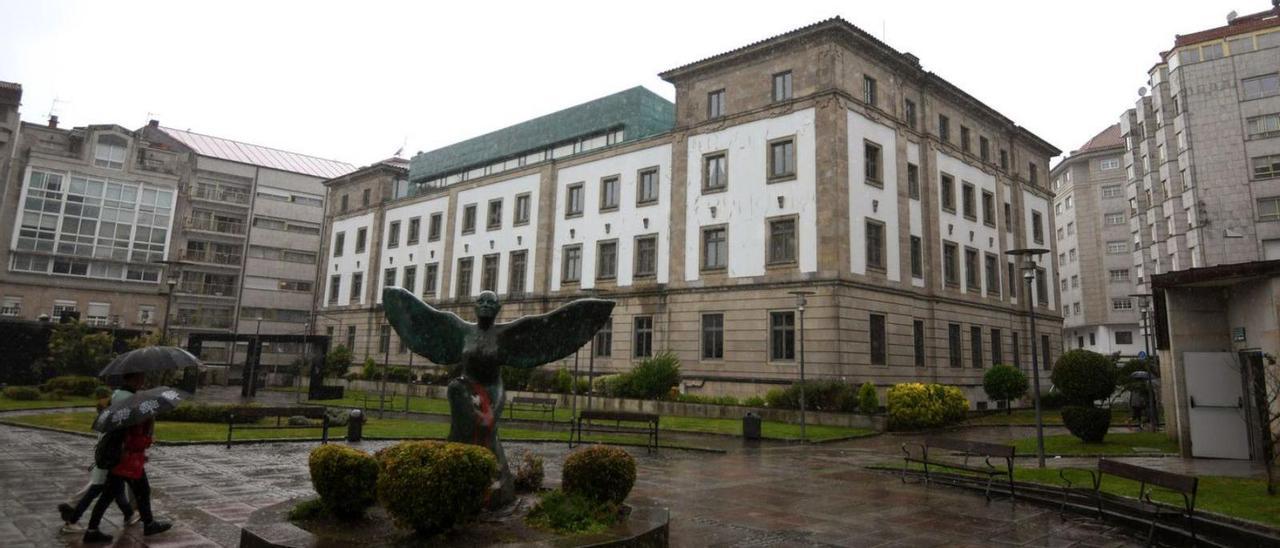 Vista exterior de la Audiencia Provincial de Pontevedra, donde se juzgará al presunto agresor.