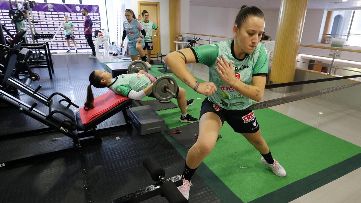 Las cinco jugadoras que quedan en Poio, en un entrenamiento en el gimnasio