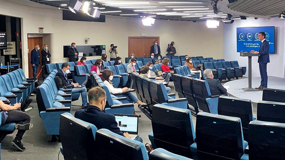 Pedro Sánchez, ayer 
en la rueda de prensa 
en Moncloa.   | // EFE