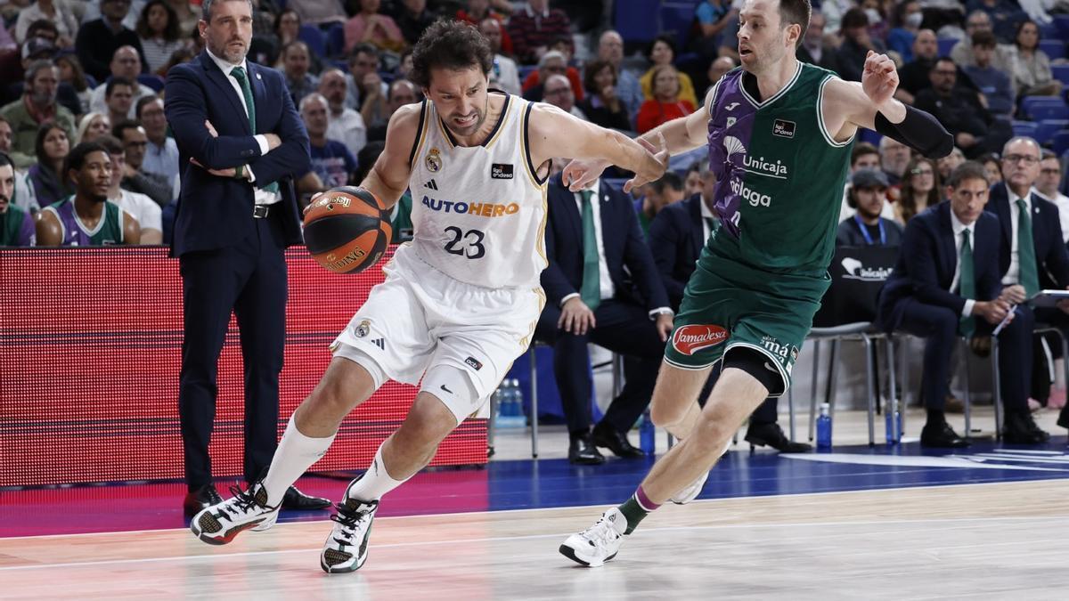 Ibon Navarro observa una de las jugadas de aquel histórico triunfo en la cancha del Real Madrid.