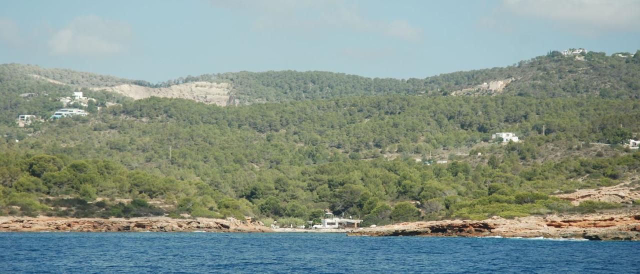 S’Estanyol y una canteraen el municipio de Santa Eulària.