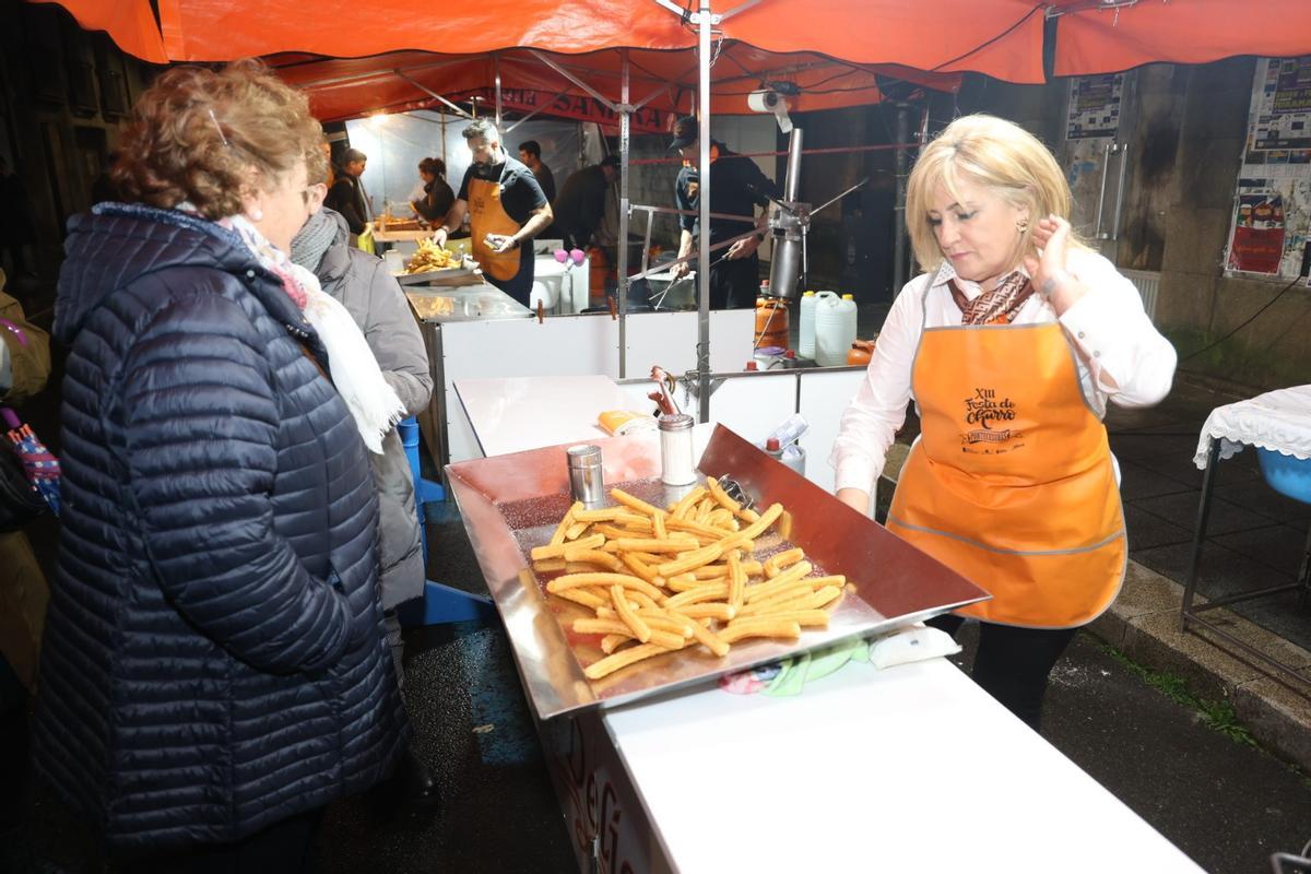 Un momento de la XIII Festa do Churro de Pontecesures, esta tarde. Un momento de la XIII Festa do Churro de Pontecesures, esta tarde.