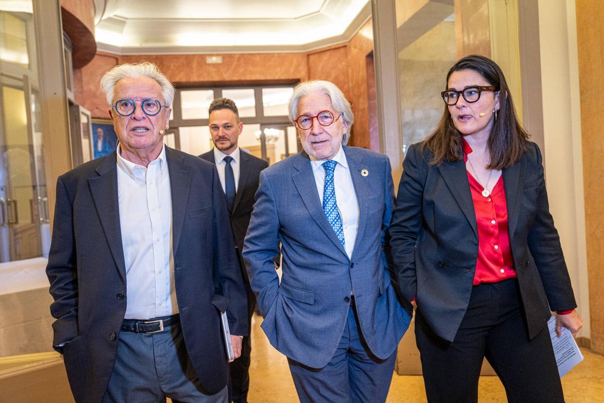 El exalcalde de Barcelona Joan Clos junto al presidente de Foment del Treball, Josep Sánchez Llibre y la periodista Glòria Marín