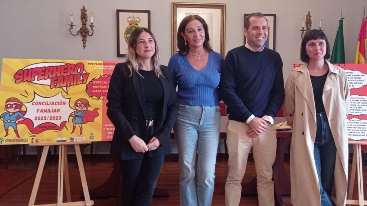 Por la izquierda, María Hórreo, gerente de la asociación «Emburria»; Marifé Gómez, teniente de alcalde de Cangas de Onís; el regidor, José Manuel González, y Aída Sánchez, responsable del colectivo «Fusión». | J. Q.