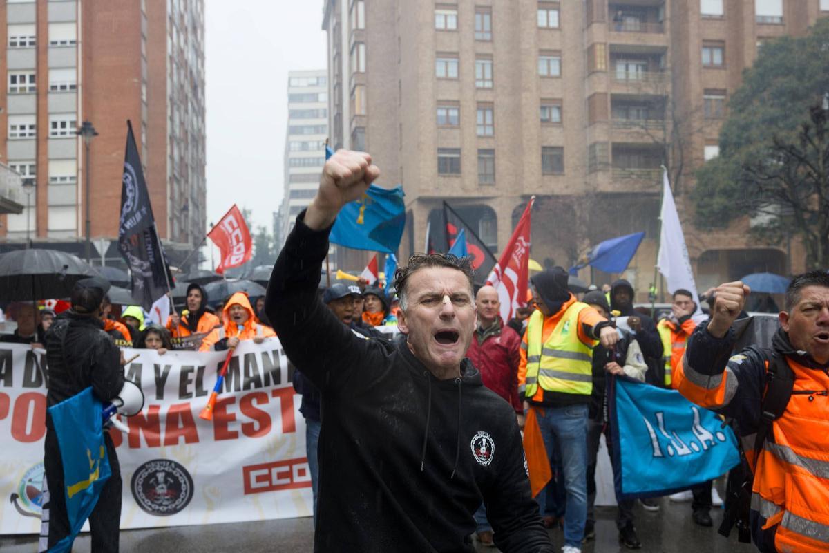 Los estibadores, este sábado, en la calle del Prado, en Avilés.