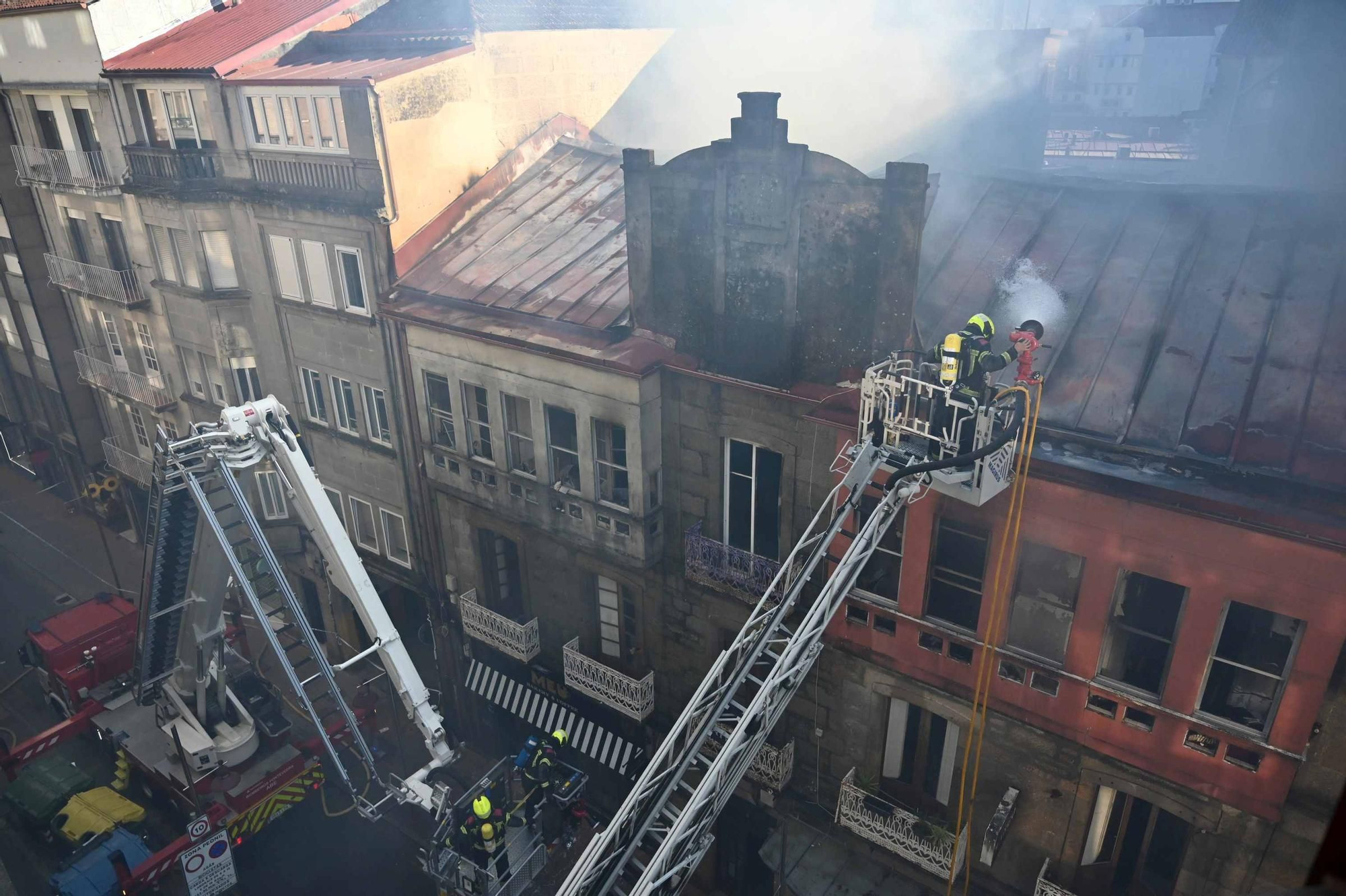 Dieciocho desalojados por el incendio de un edificio en el centro de Pontevedra