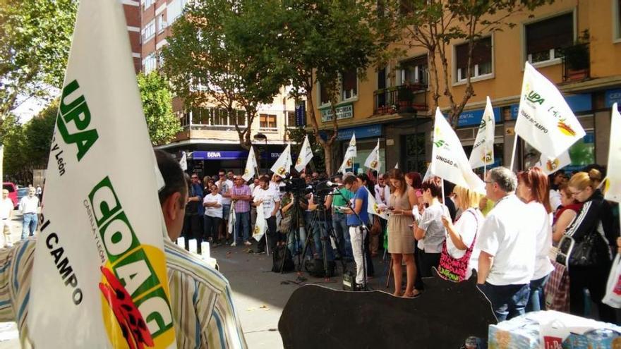 Los ganaderos reparten más de 1.000 litros de leche en Zamora