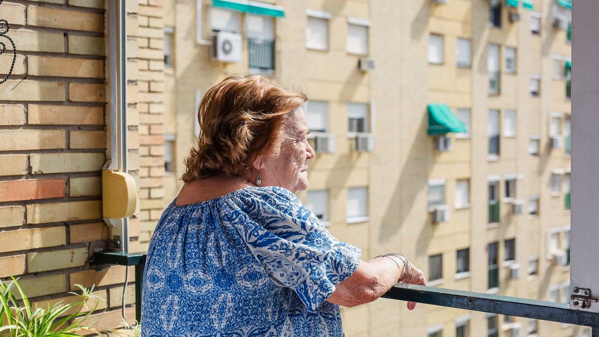 Juani en su balcón, Barriada de La Oliva (Polígono Sur, Sevilla).