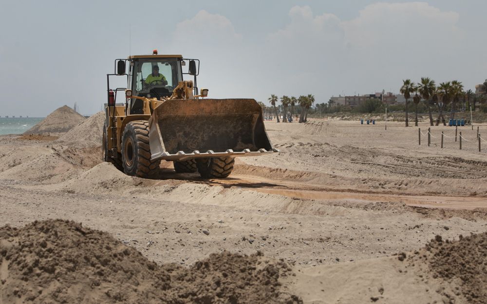 Carrera a contrareloj para tener a punto la playa de Canet d'En Berenguer