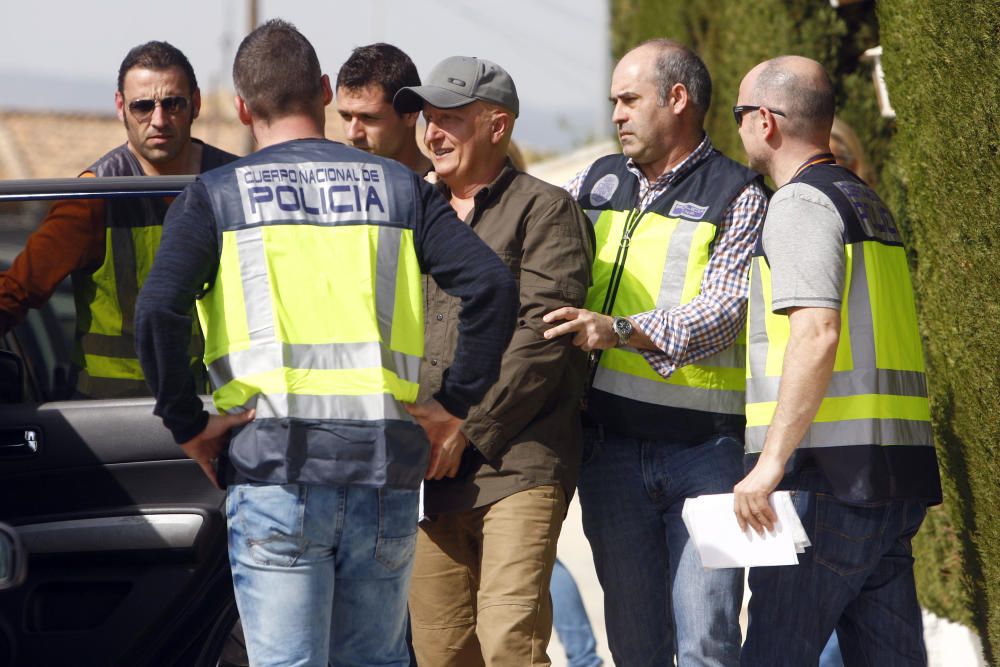 Paco Sanz, el hombre de los "dos mil tumores", fue detenido tras una investigación policial que descubrió que estafaba a las personas que le ofrecían ayuda económica para poder tratar su enfermedad. Paco Sanz decía padecer el síndrome de Cowden y recaudó miles de euros. Sus padres también fueron arrestados..