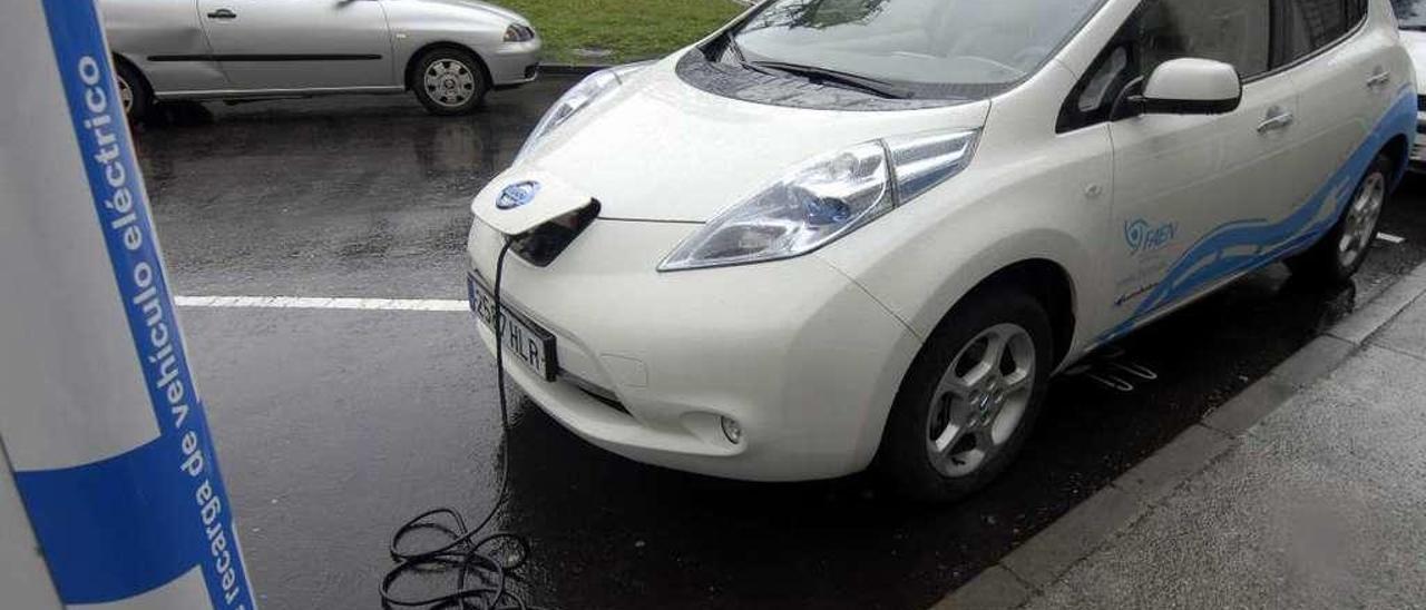 Un coche se recarga en el punto instalado por la Fundación Asturiana de la Energía en Mieres.