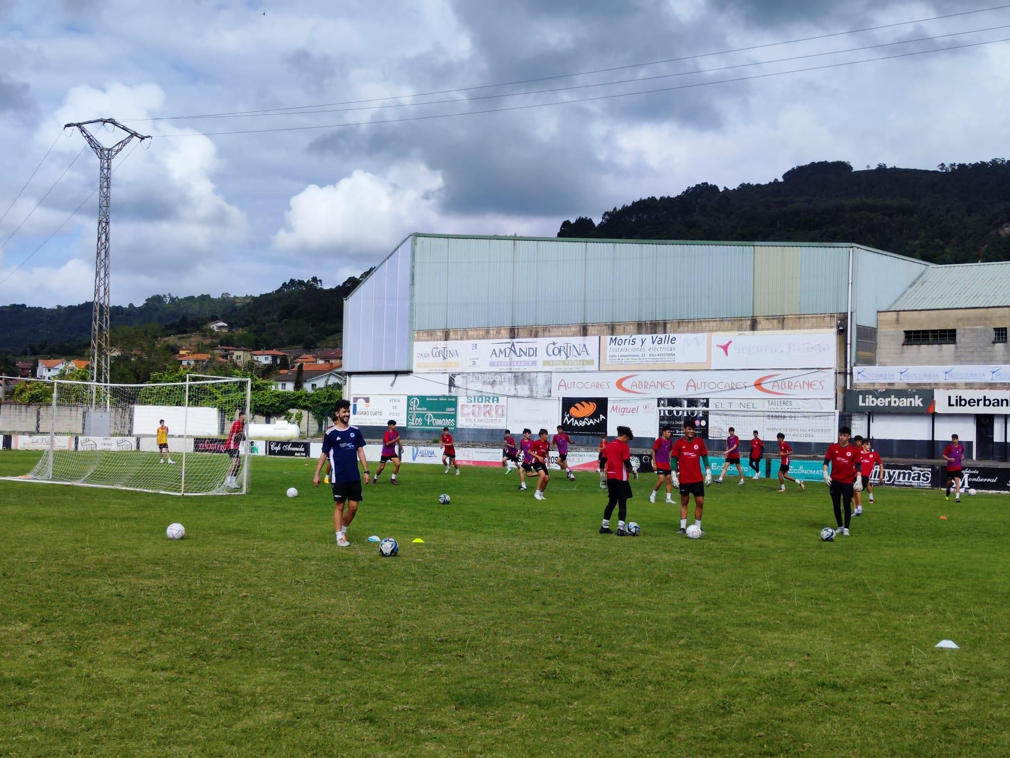 La cantera del fútbol profesional entrena en Villaviciosa: así es el campus de Marcelino García Toral