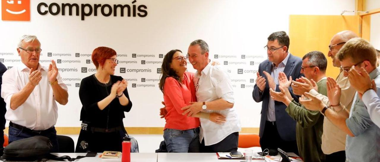 Mónica Oltra ayer en la ejecutiva celebrada por la formación en su sede de València junto a militantes y dirigentes.
