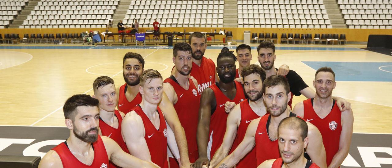 La plantilla del Bàsquet Girona fent pinya abans del repte de buscar l’ascens a l’ACB aquest cap de setmana a Fontajau.