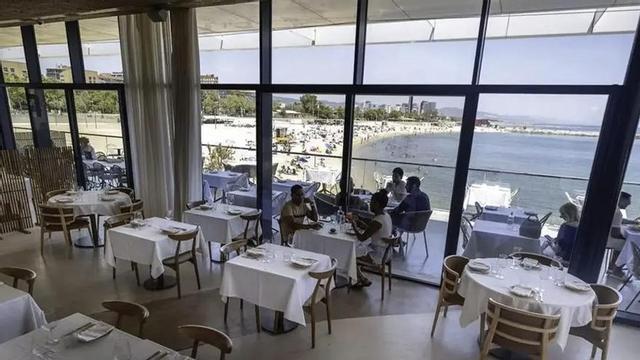 Comensals al restaurant Tribut, al Balcó Gastronòmic de Barcelona. | EL PERIÓDICO