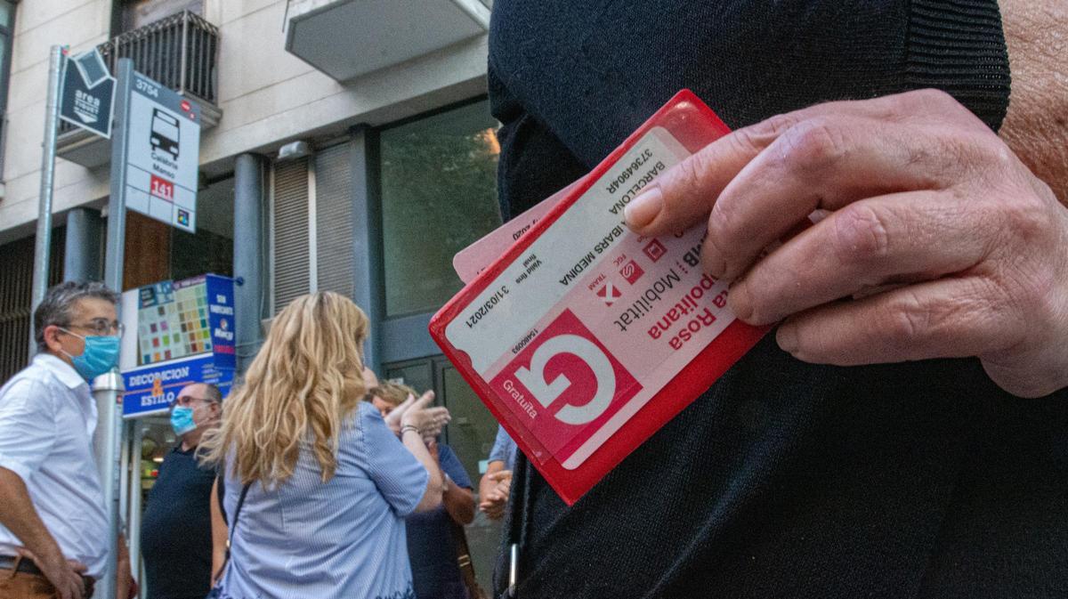 Tarjeta rosa de transporte público de Barcelona.