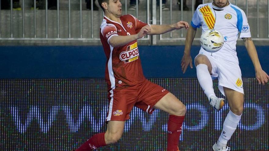 Bebe intenta arrebatar el balón a un jugador del Santa Coloma en el partido de ayer.