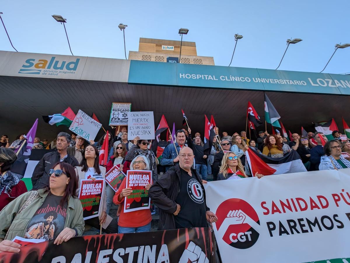 Concentración a las puertas del hospital Clínico en apoyo a Palestina, este miércoles.