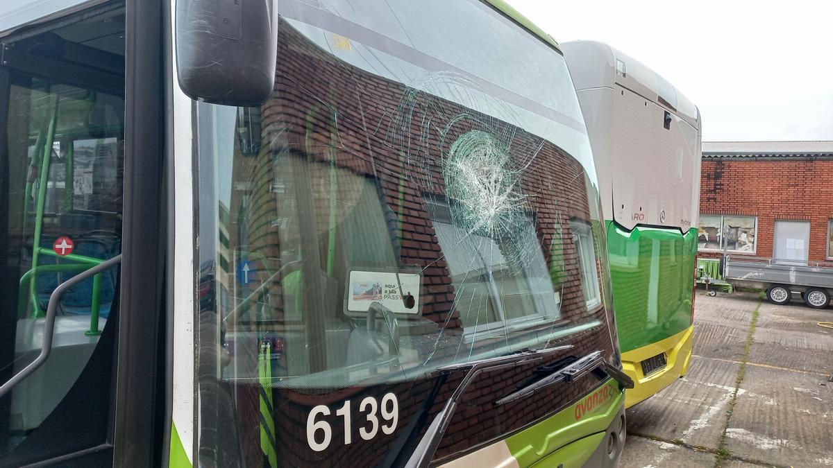 Uno de los buses dañados por el lanzamiento de un bola de metal