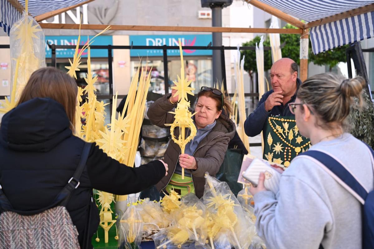 Así ha abierto el mercado de palma blanca de Elche