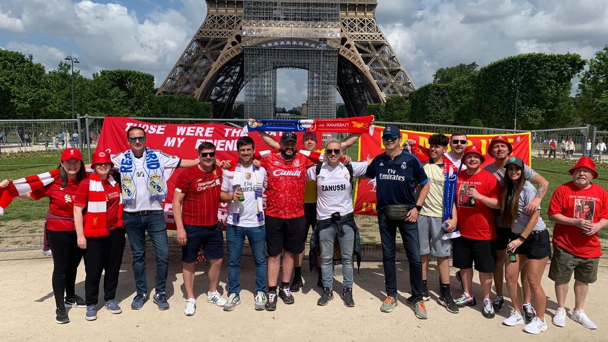 Óscar de Onda, Raúl de Benicarló, Patxi de Moncofa y Nacho de Castelló, junto a seguidores del Liverpool en la Torre Eiffel.