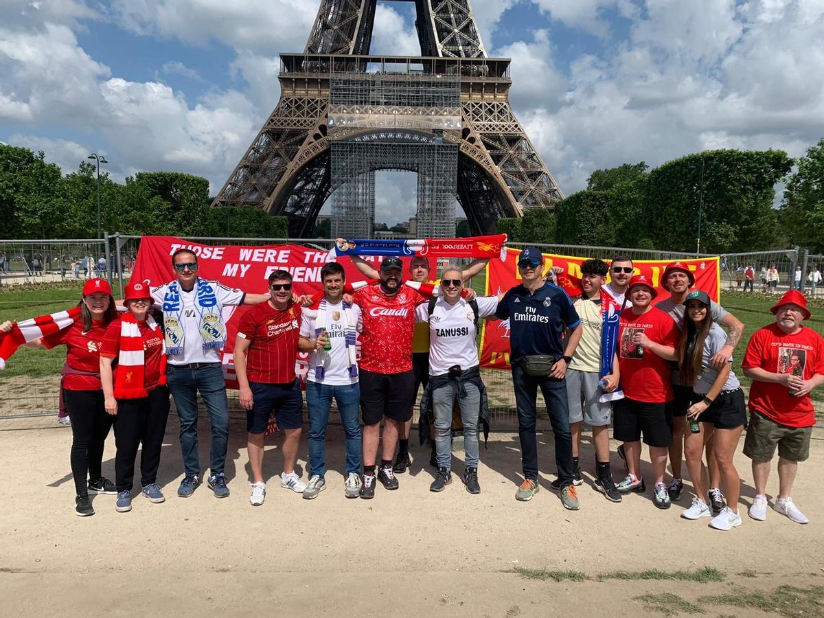 Óscar de Onda, Raúl de Benicarló, Patxi de Moncofa y Nacho de Castelló, junto a seguidores del Liverpool en la Torre Eiffel.