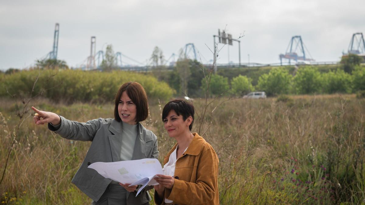 Las ministras Diana Morant e Isabel Rodríguez, esta mañana visitando los terrenos de la ZAL.